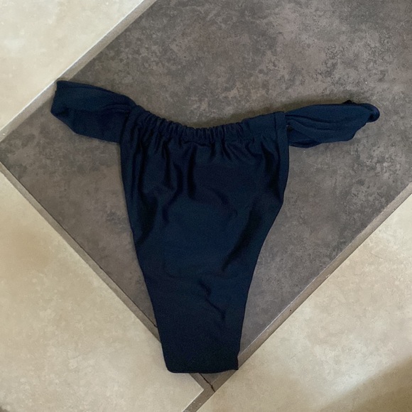 Black cheeky bikini bottom - Picture 2 of 5